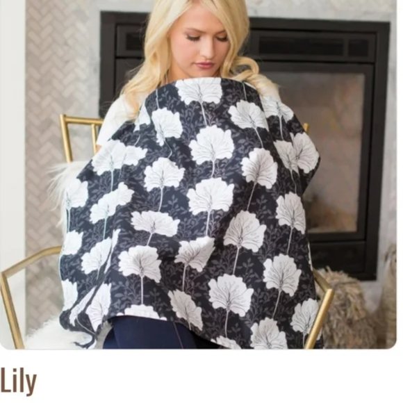 Udder Cover - Lily design  NWT - Picture 1 of 4
